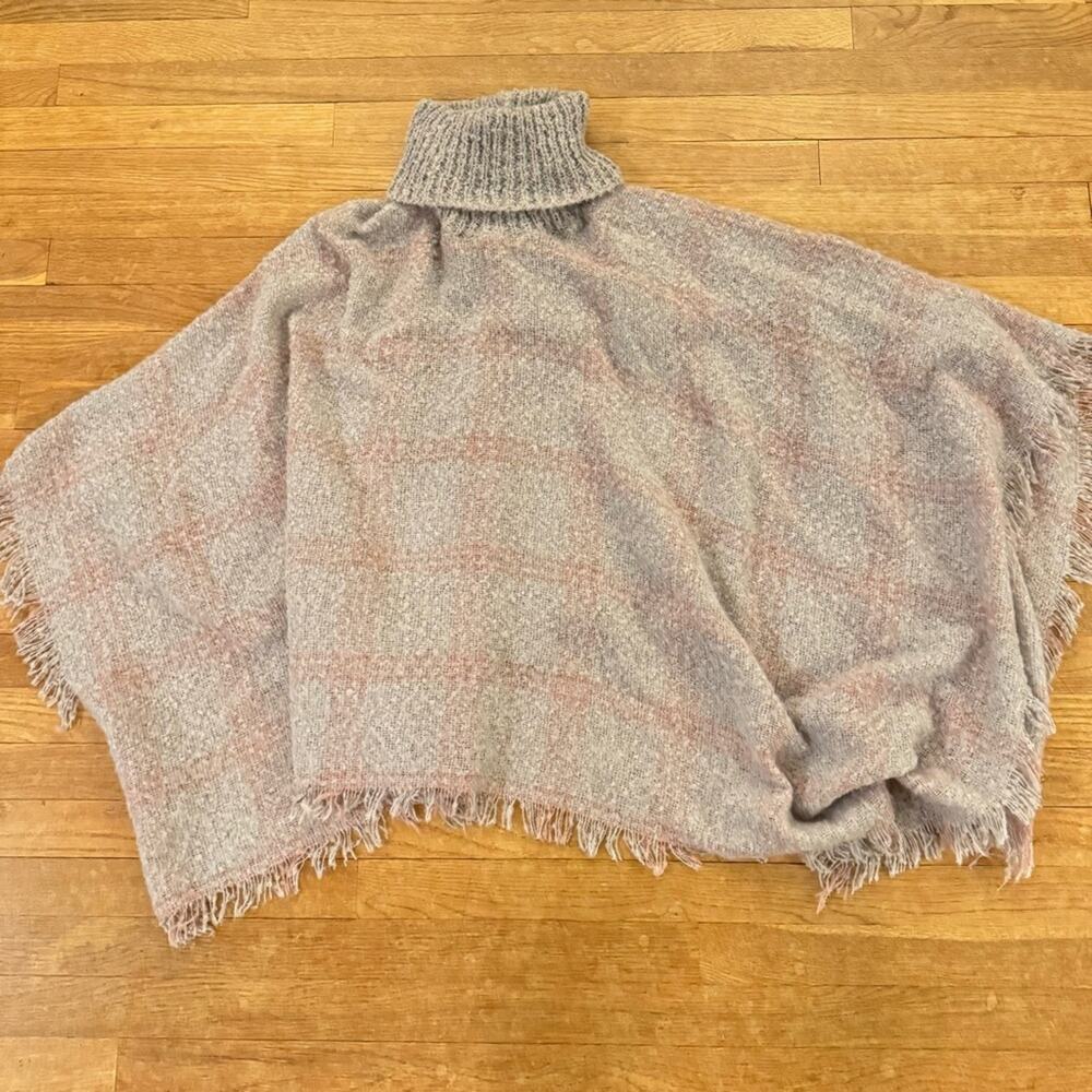 No brand one size gray lightweight turtleneck shawl
b52